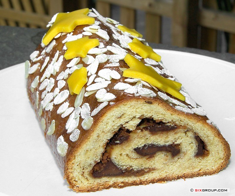 Amaretto- Nougat- Stollen
