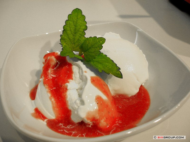 Naturjoghurteis mit Erdbeersauce