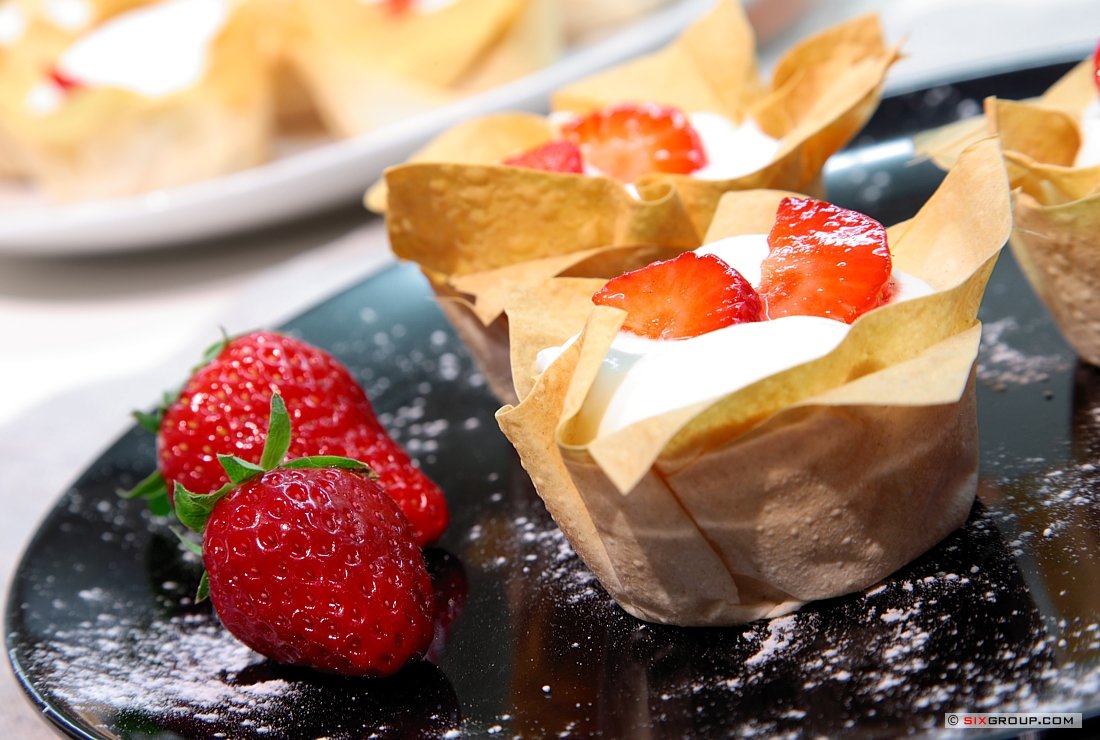 Filoteigkörbchen mit Erdbeeren