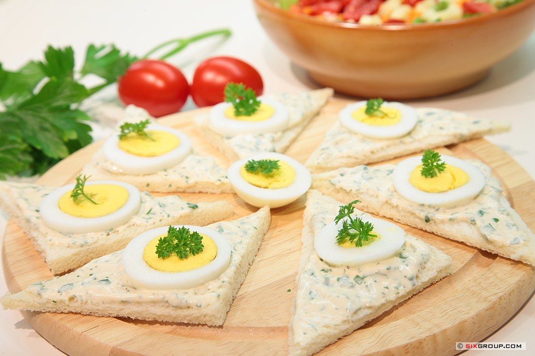 Toast mit Petersiliencreme