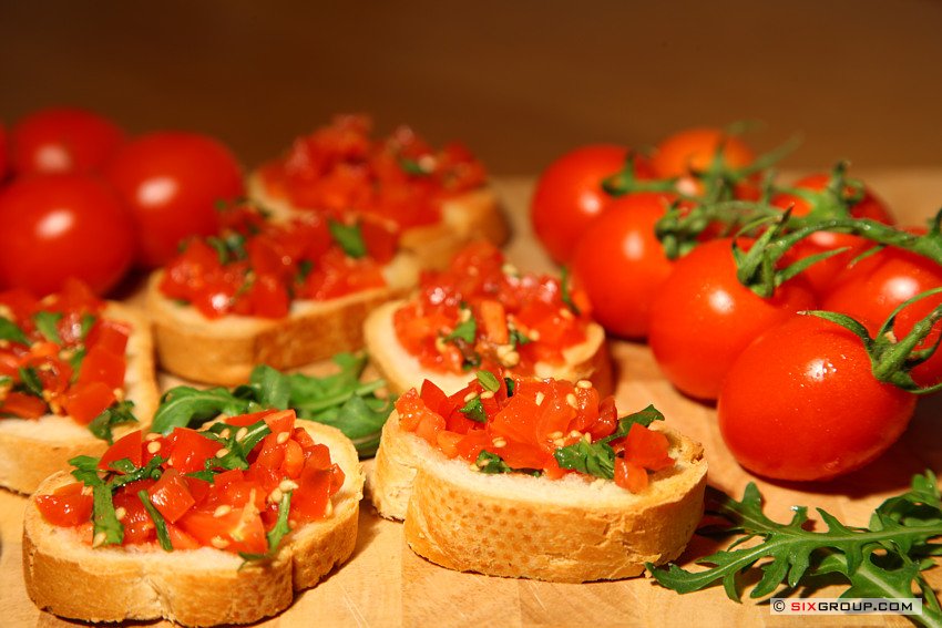 Bruschetta mit Tomaten und Rucola